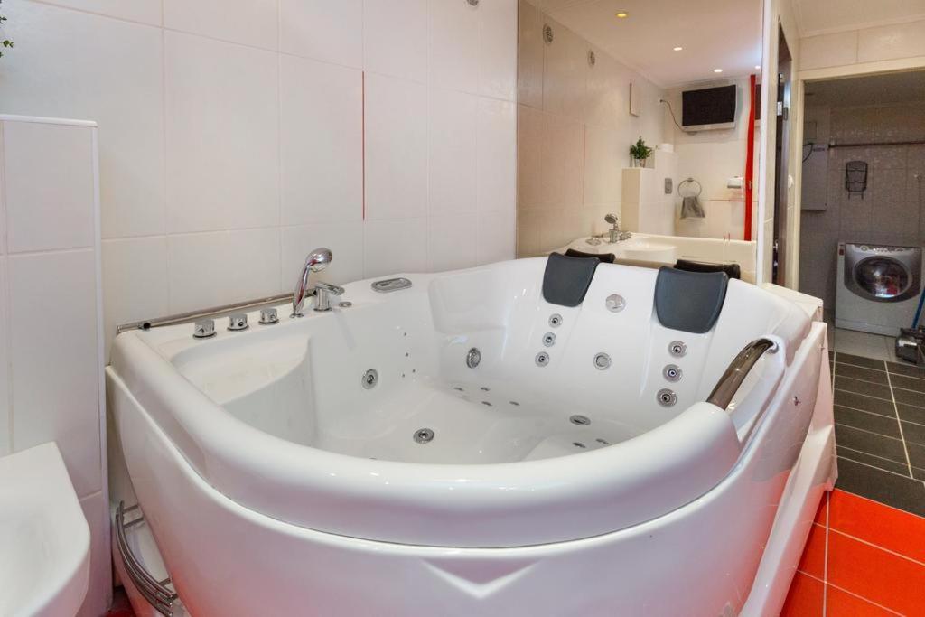 Space In Gozsdu Apartment บูดาเปสต์ ภายนอก รูปภาพ